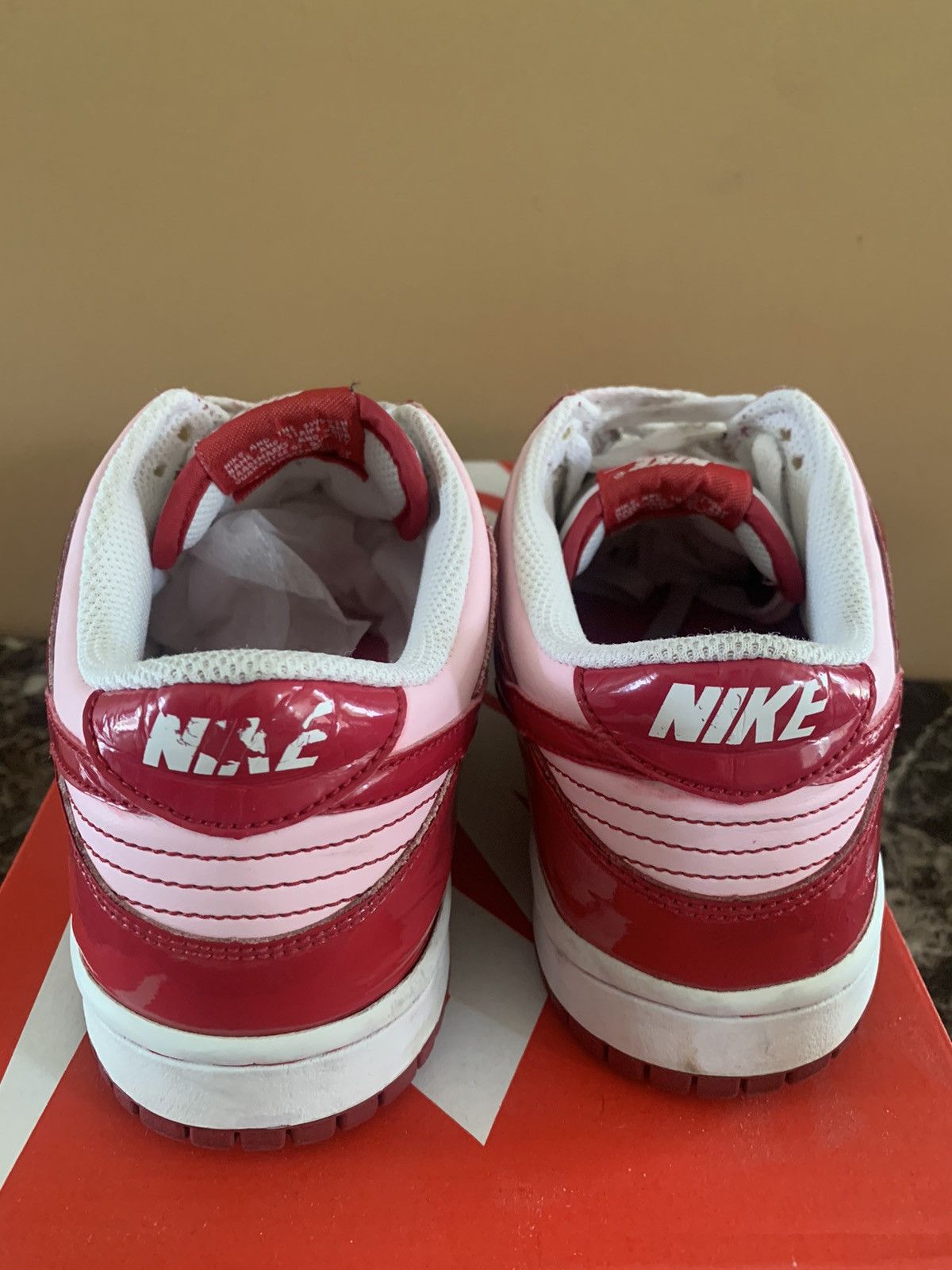 Nike Nike Dunk Low Valentines Day 2010 Varsity Red Size US 6.5 / EU 39-40 - 5 Thumbnail