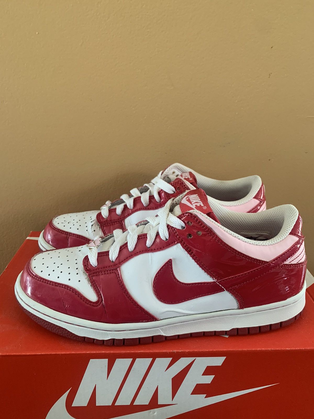 Nike Nike Dunk Low Valentines Day 2010 Varsity Red Size US 6.5 / EU 39-40 - 2 Thumbnail