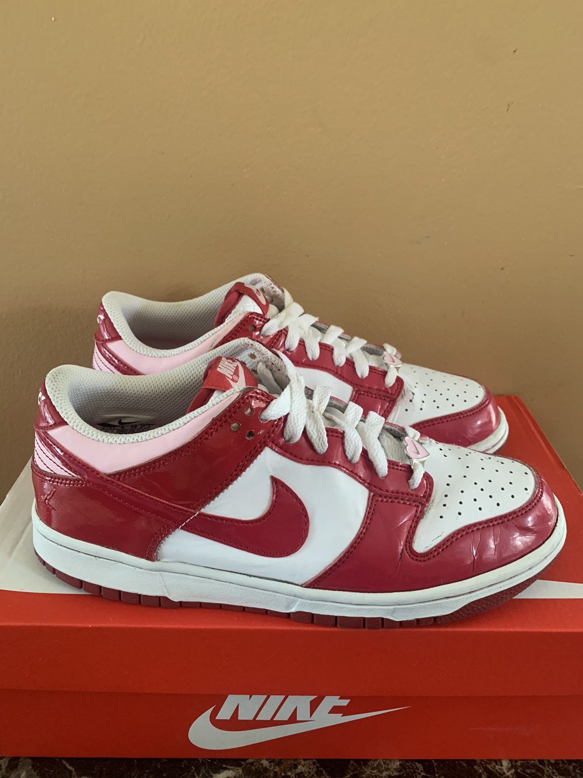 Nike Nike Dunk Low Valentines Day 2010 Varsity Red Size US 6.5 / EU 39-40 - 3 Thumbnail