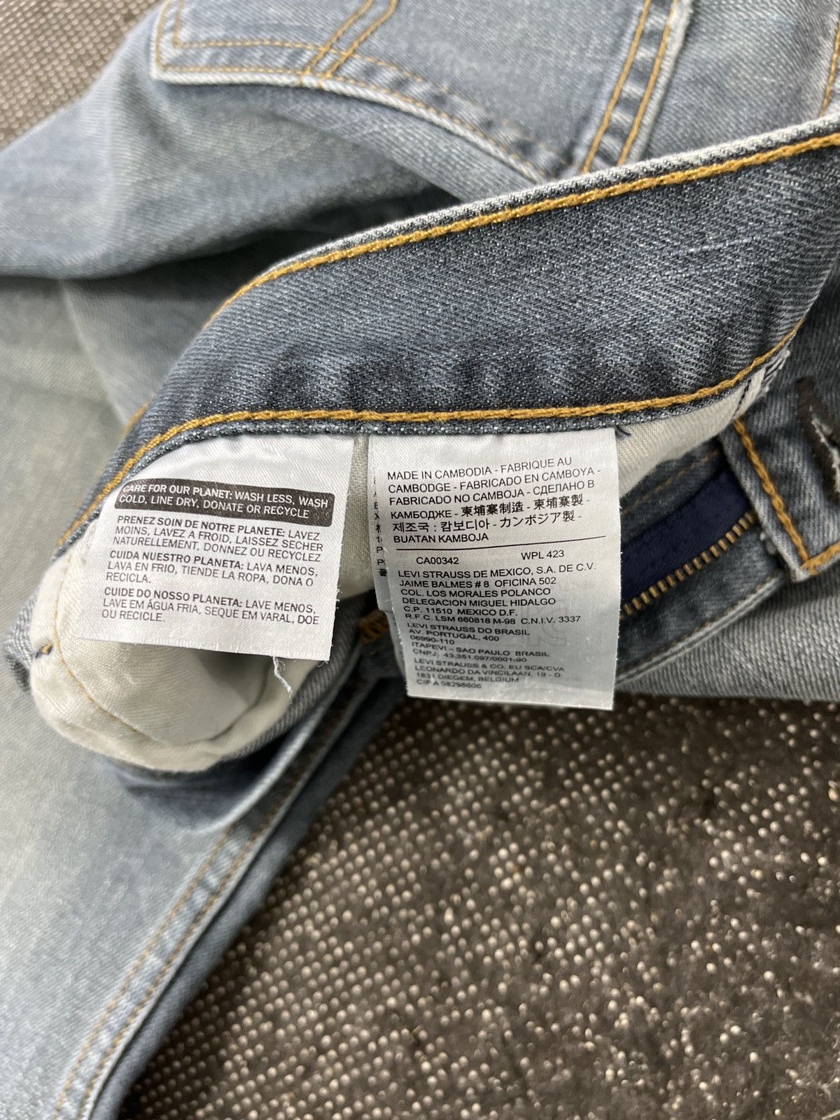 Levi's Vintage Levis 559 Blue Wash Jeans - J575 Size US 35 - 7 Thumbnail