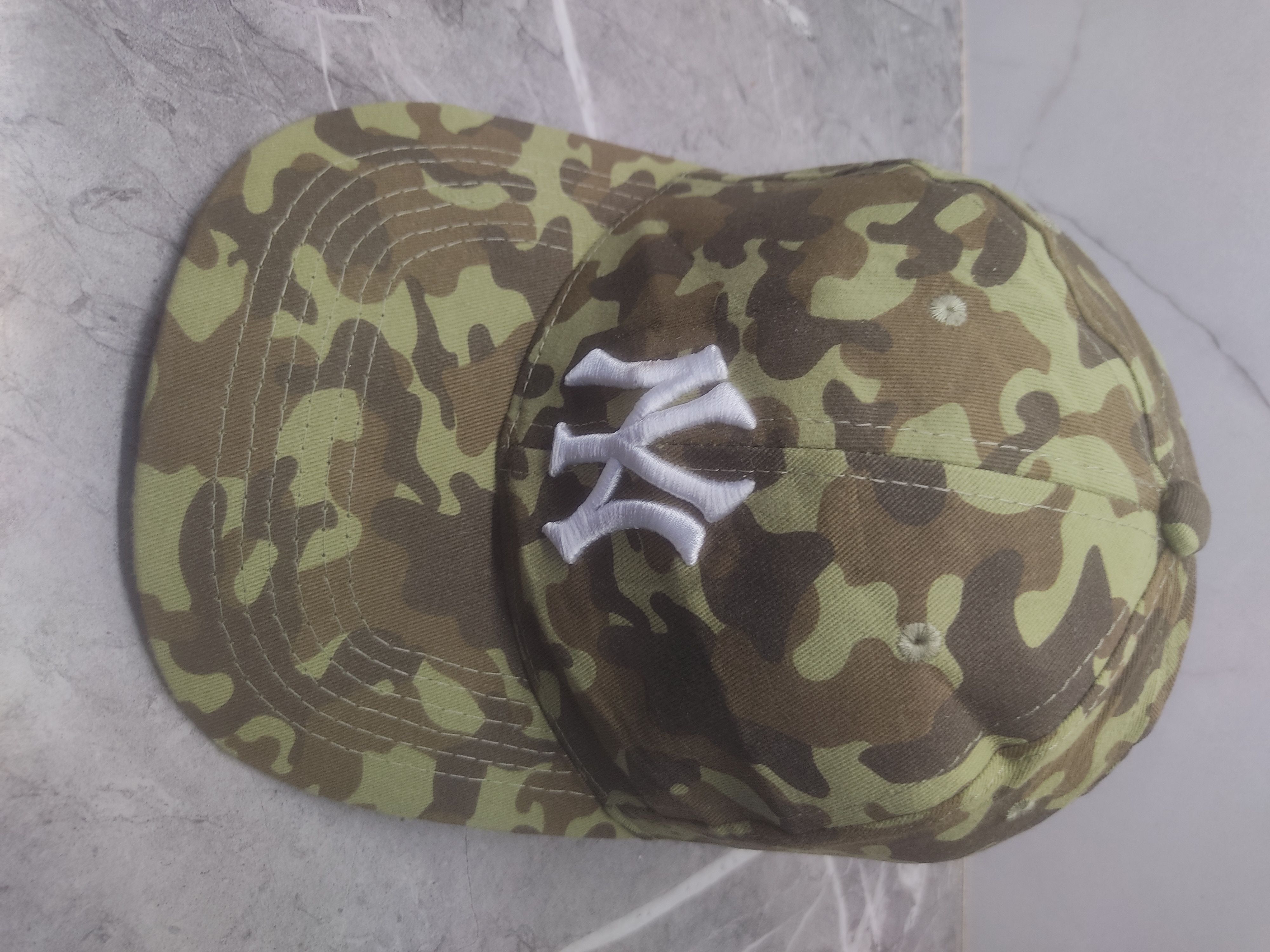 image of Vintage New York Yankees X Budweiser Camo Cap Hat in Mix, Men's