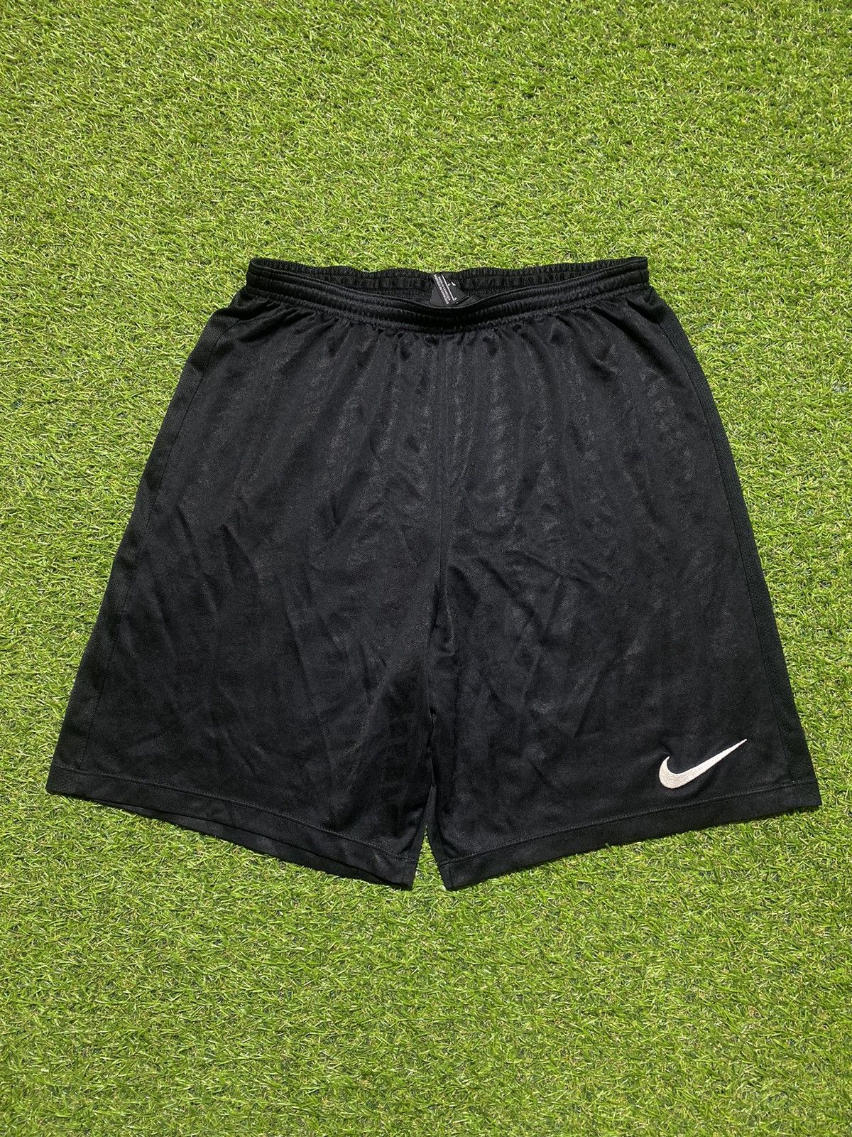 Nike Vintage Nike shorts streetwear swoosh casual y2k size L Size US 34 / EU 50 - 1 Thumbnail