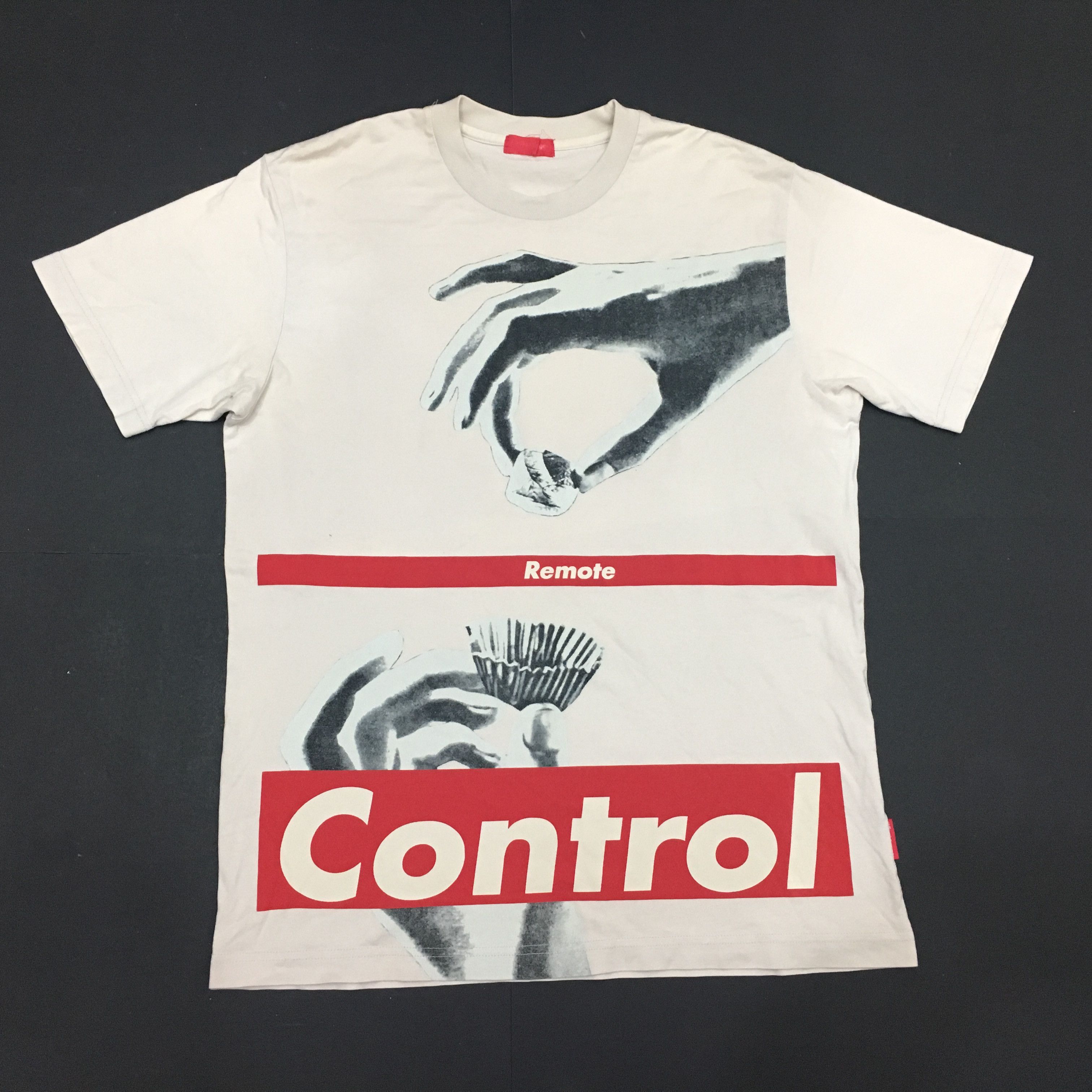 洋書 Remote Control Barbara Kruger Remote Control: Power, Cultures, and the World of