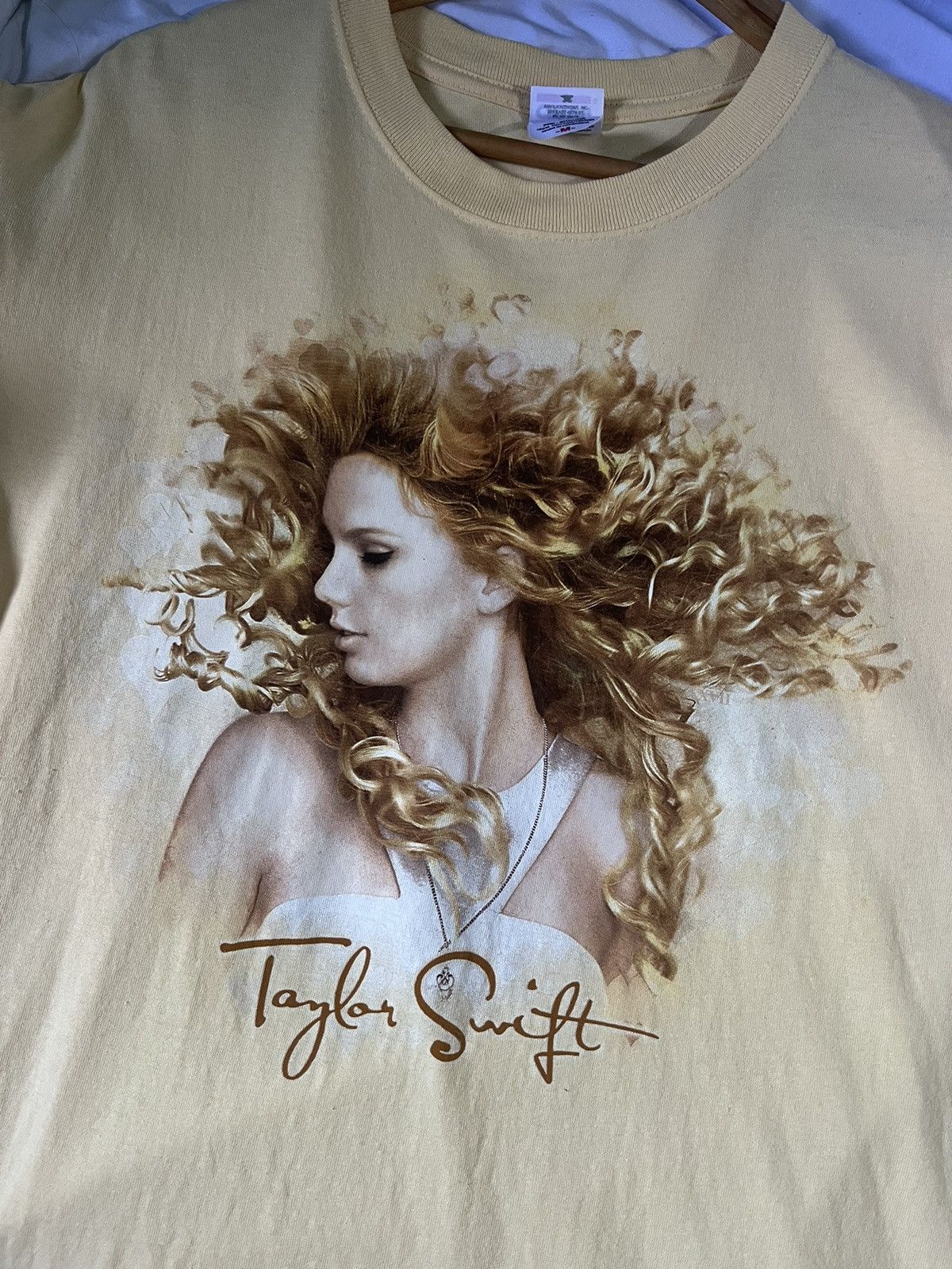 Vintage Signed Taylor Swift Fearless Tour shirt | Grailed