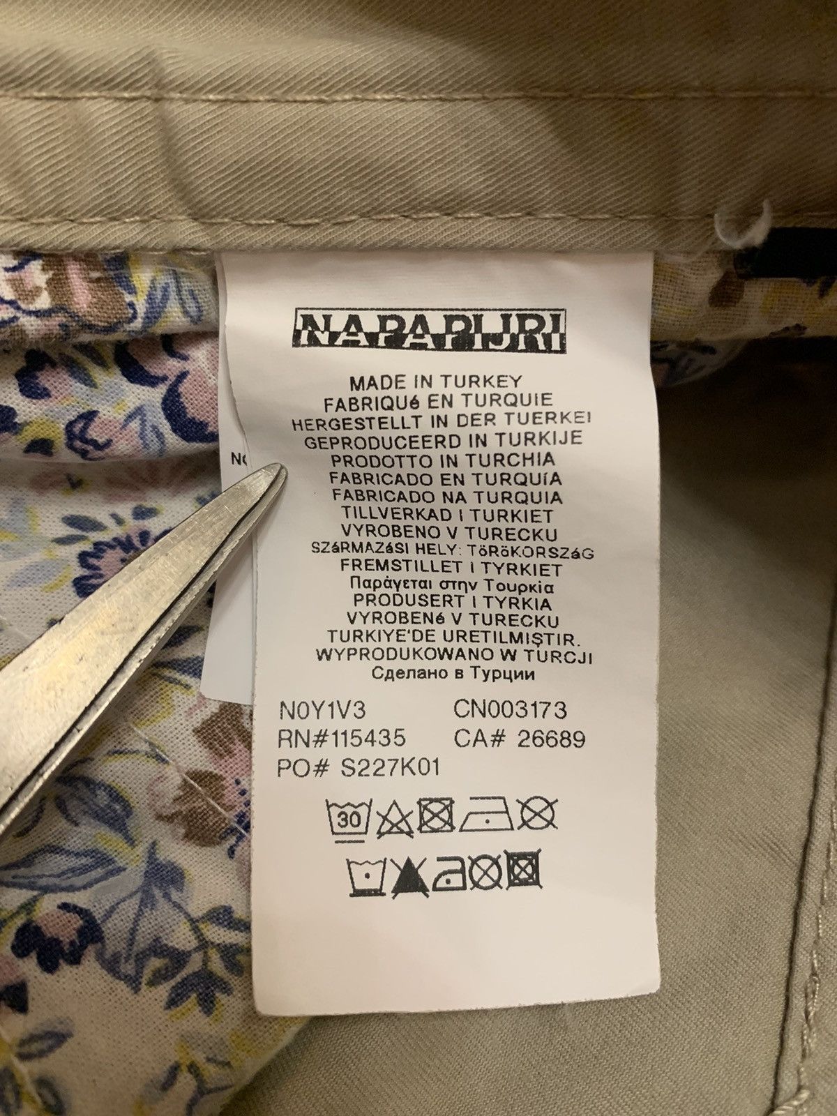 Napapijri Vintage Napapijri Cargo Shorts Size US 34 / EU 50 - 8 Thumbnail