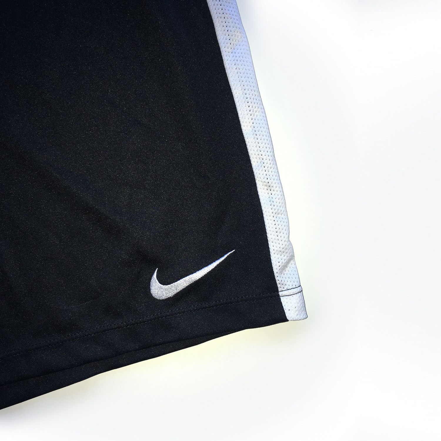 Nike Swoosh Logo Featherlight Shorts in Black White Size US 30 / EU 46 - 2 Thumbnail