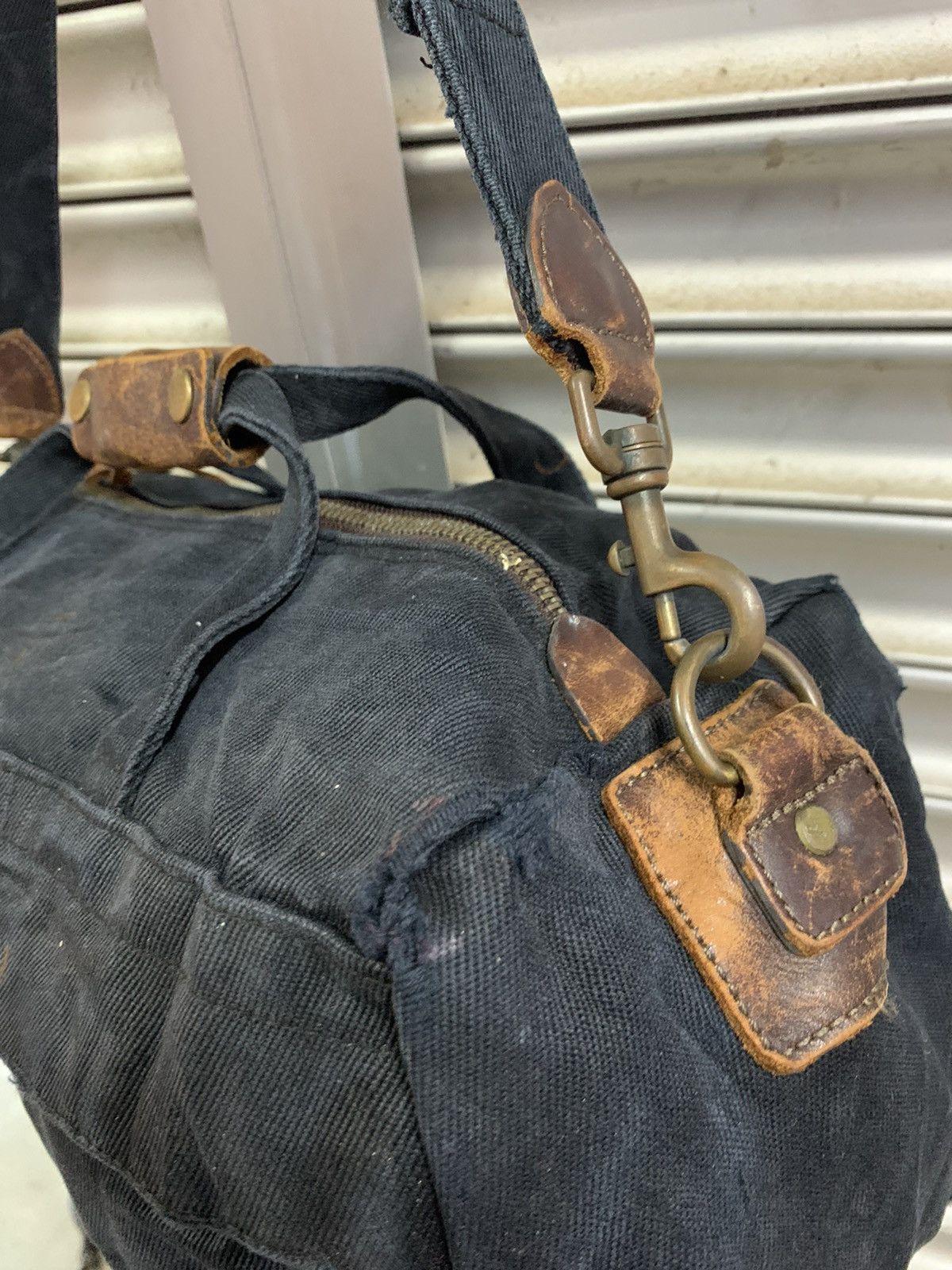 Uniqlo Uniqlo distressed sling bag Size ONE SIZE - 6 Thumbnail
