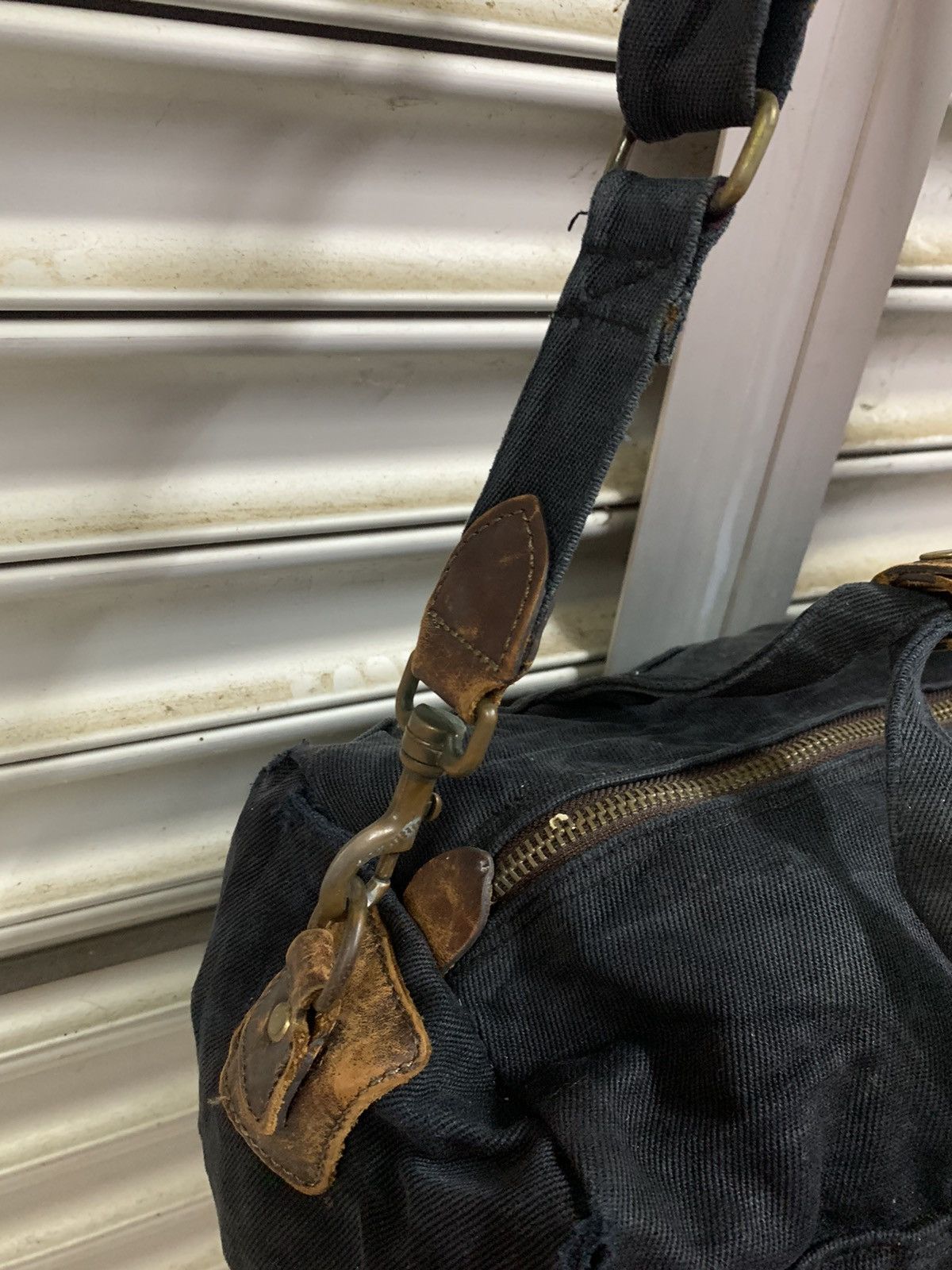 Uniqlo Uniqlo distressed sling bag Size ONE SIZE - 10 Thumbnail