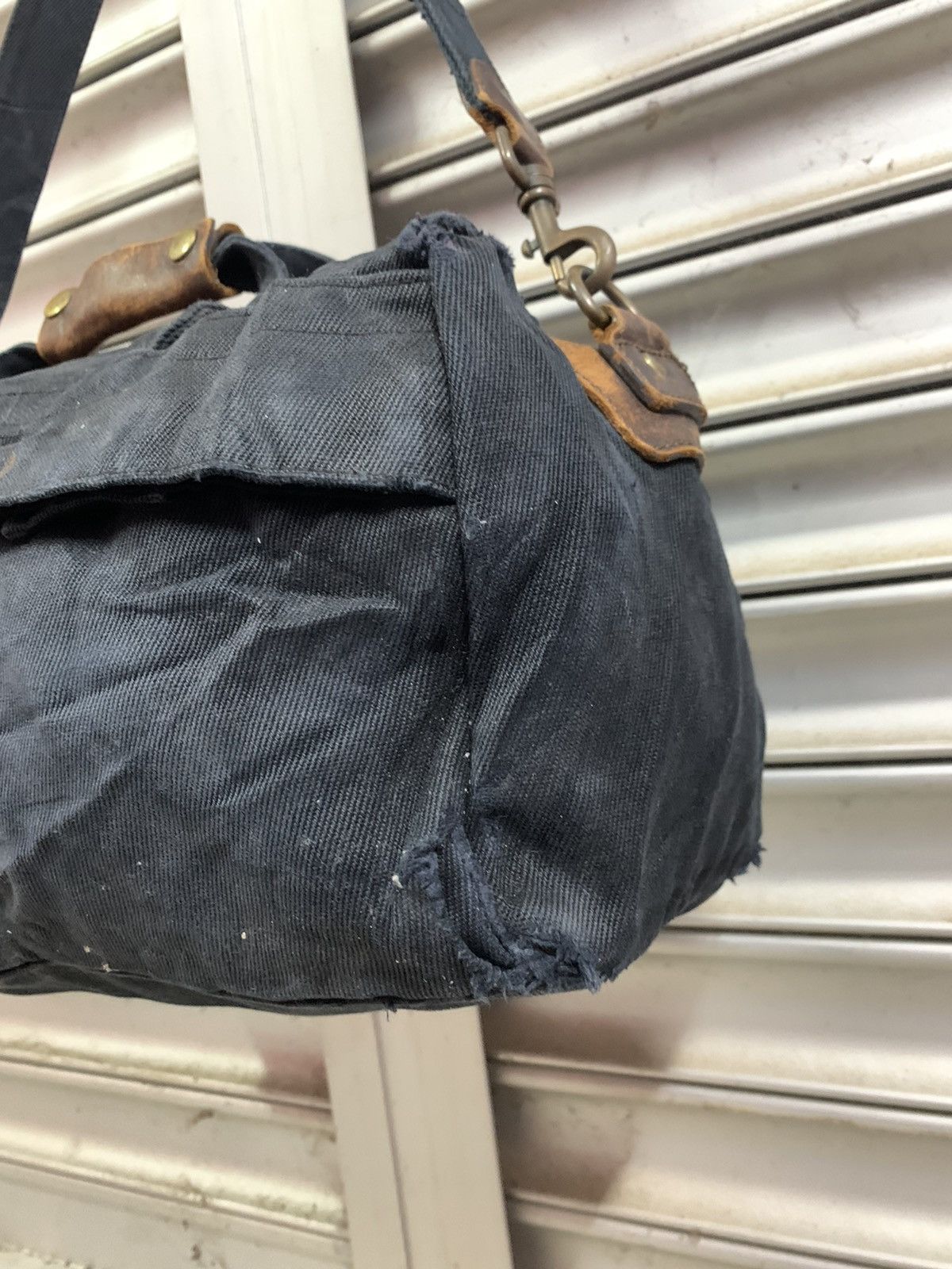 Uniqlo Uniqlo distressed sling bag Size ONE SIZE - 3 Thumbnail