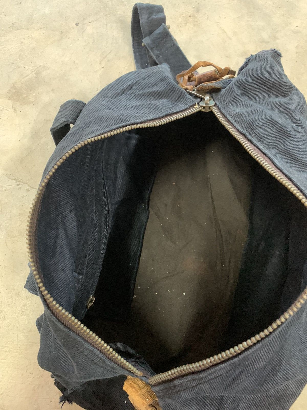 Uniqlo Uniqlo distressed sling bag Size ONE SIZE - 11 Thumbnail