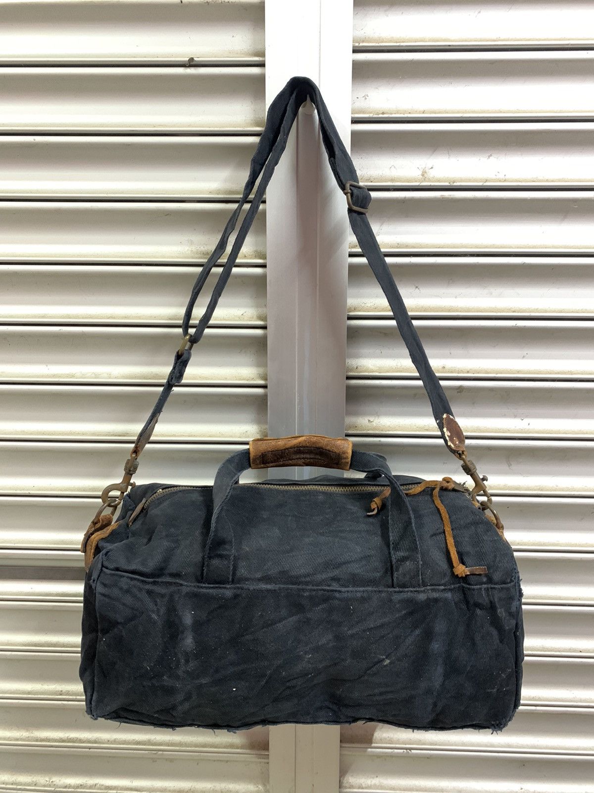 Uniqlo Uniqlo distressed sling bag Size ONE SIZE - 7 Thumbnail