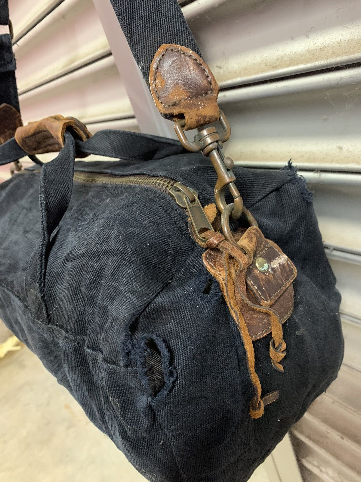 Uniqlo Uniqlo distressed sling bag Size ONE SIZE - 8 Thumbnail