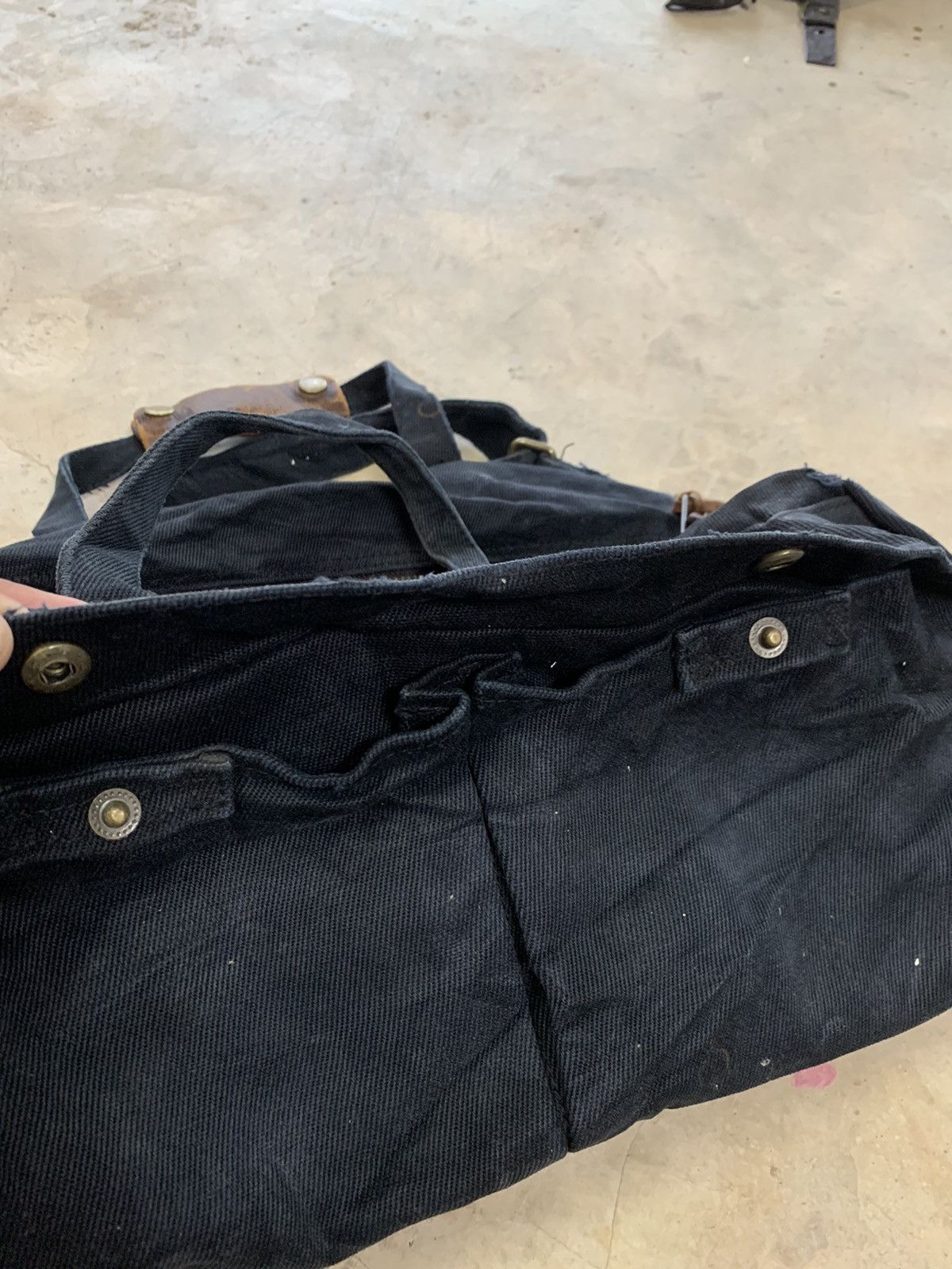 Uniqlo Uniqlo distressed sling bag Size ONE SIZE - 14 Thumbnail