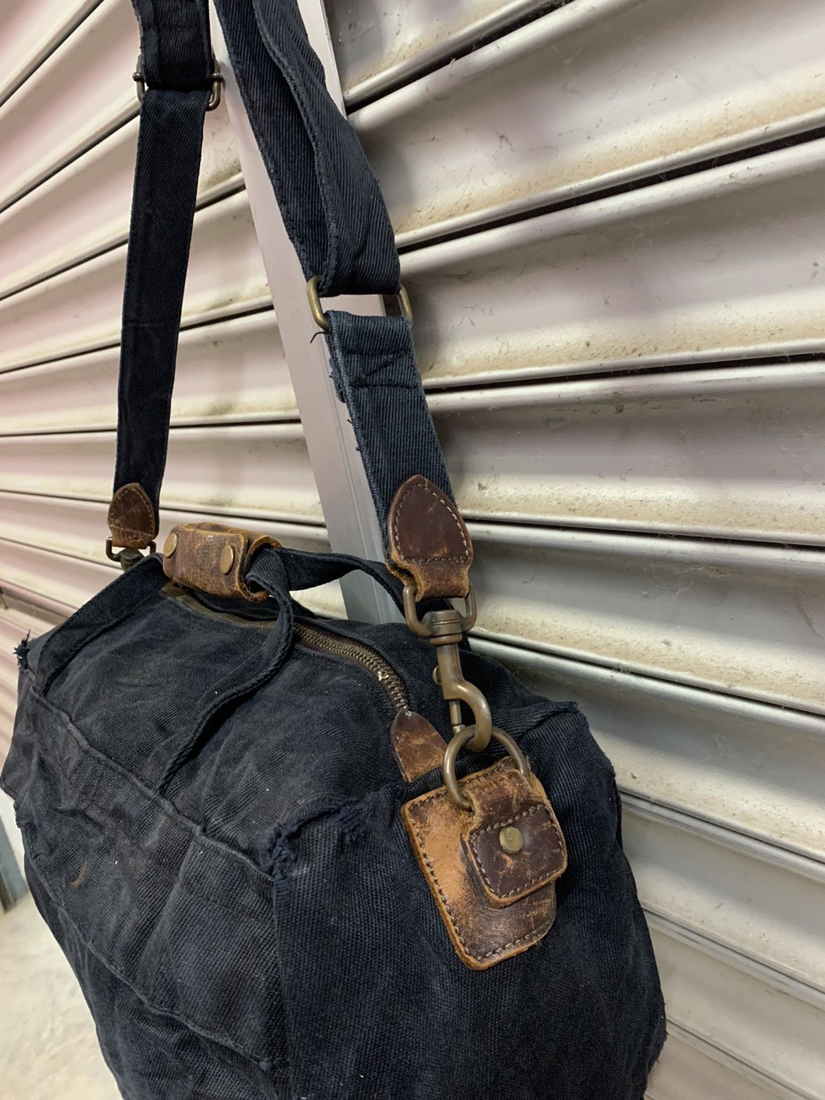 Uniqlo Uniqlo distressed sling bag Size ONE SIZE - 5 Thumbnail