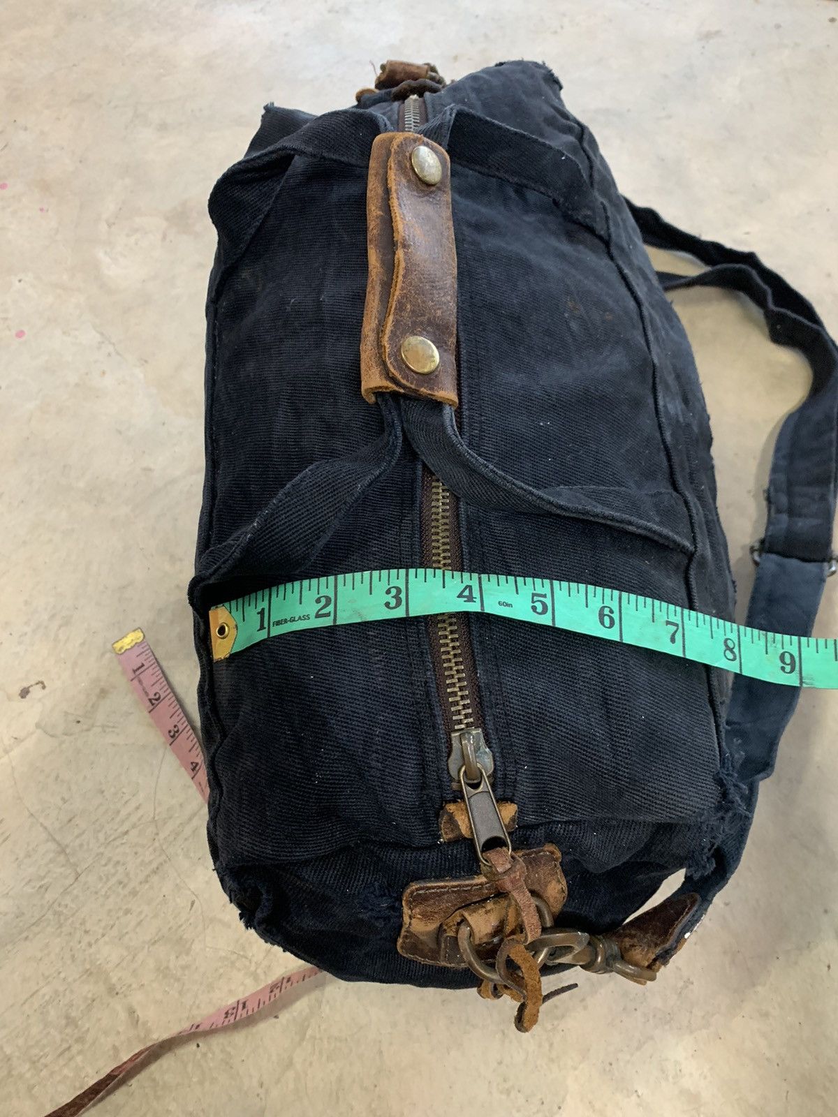 Uniqlo Uniqlo distressed sling bag Size ONE SIZE - 16 Thumbnail