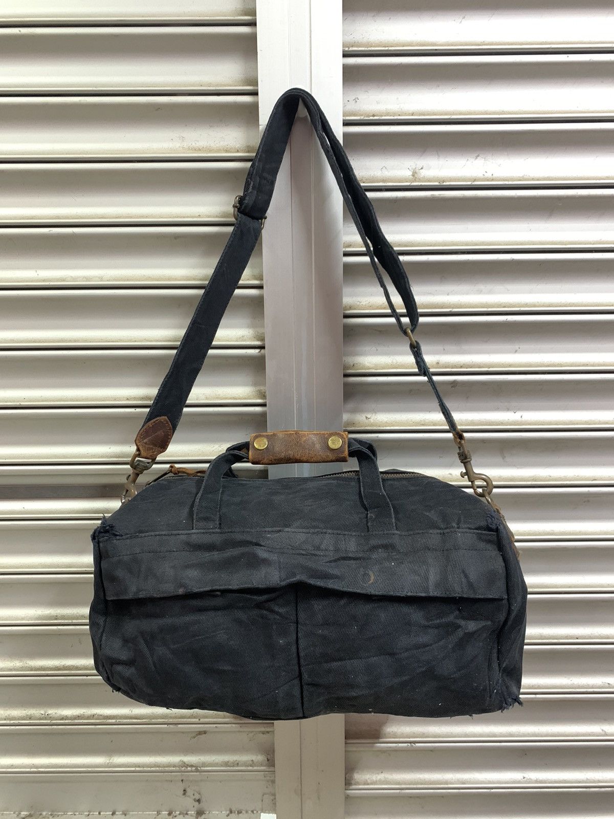 Uniqlo Uniqlo distressed sling bag Size ONE SIZE - 1 Thumbnail