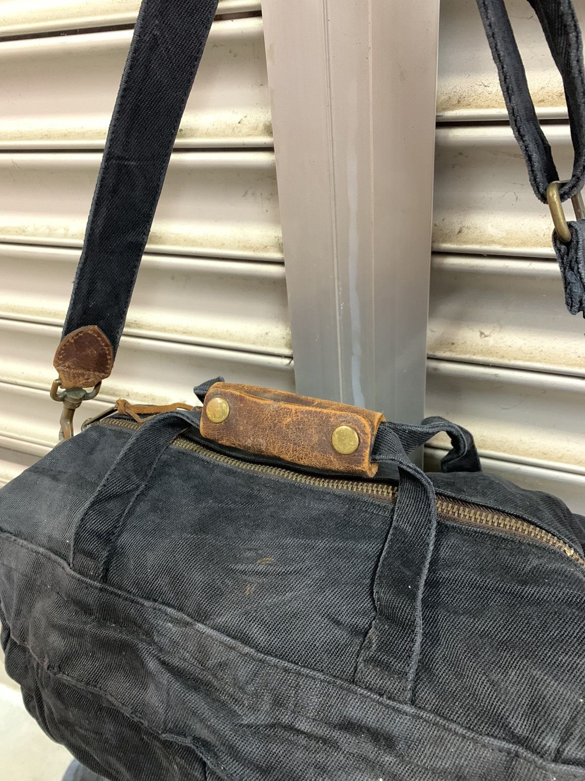 Uniqlo Uniqlo distressed sling bag Size ONE SIZE - 4 Thumbnail