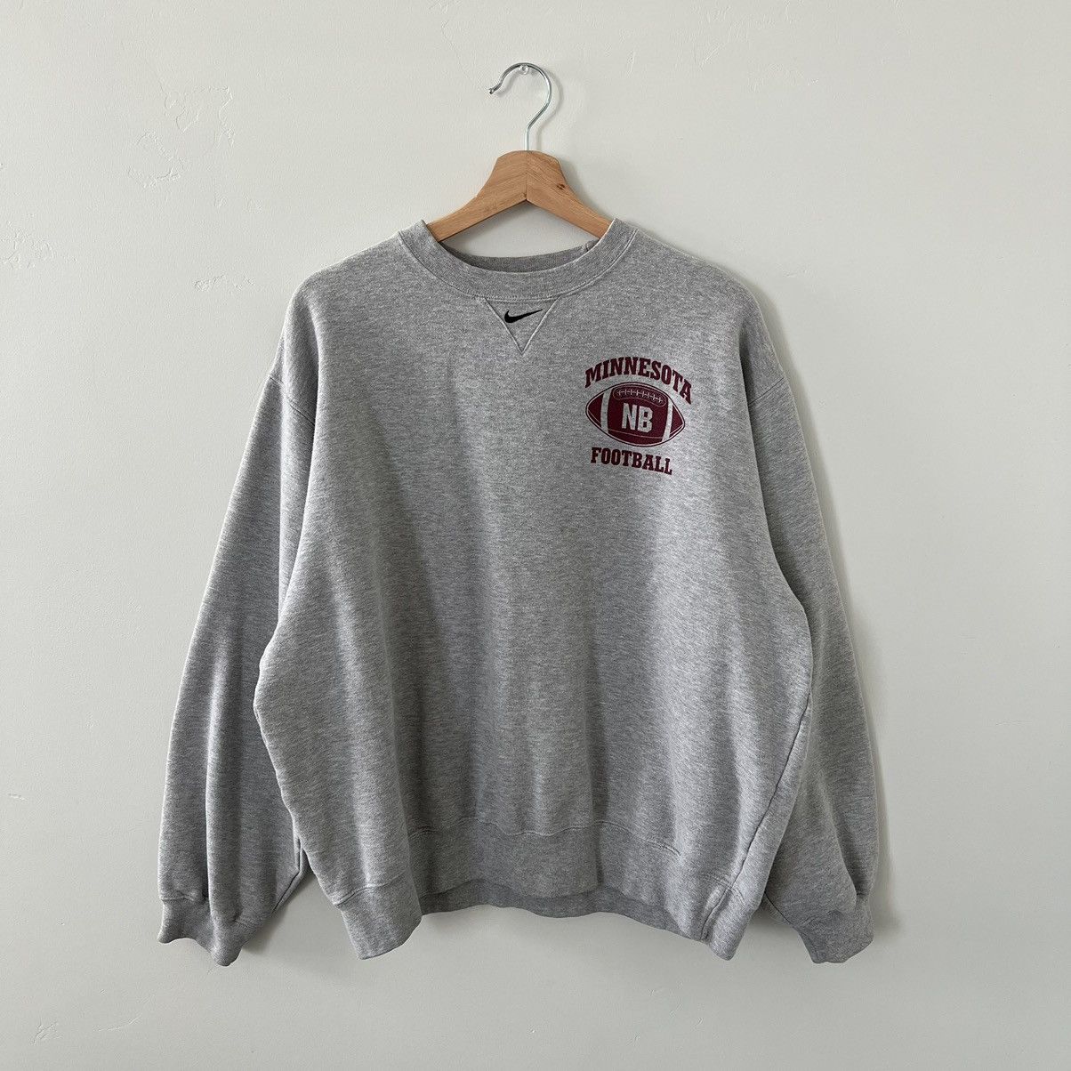 Vintage Vintage Nike Center Swoosh Minnesota Football Sweatshirt Size US L / EU 52-54 / 3 - 1 Thumbnail
