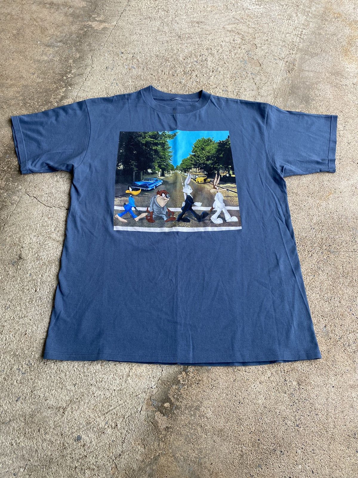 Band Tees × Vintage × Warner Bros Vintage 90’s LOONEY TUNES BEATLES ABBEY ROAD Shirt Size US XL / EU 56 / 4 - 1 Thumbnail