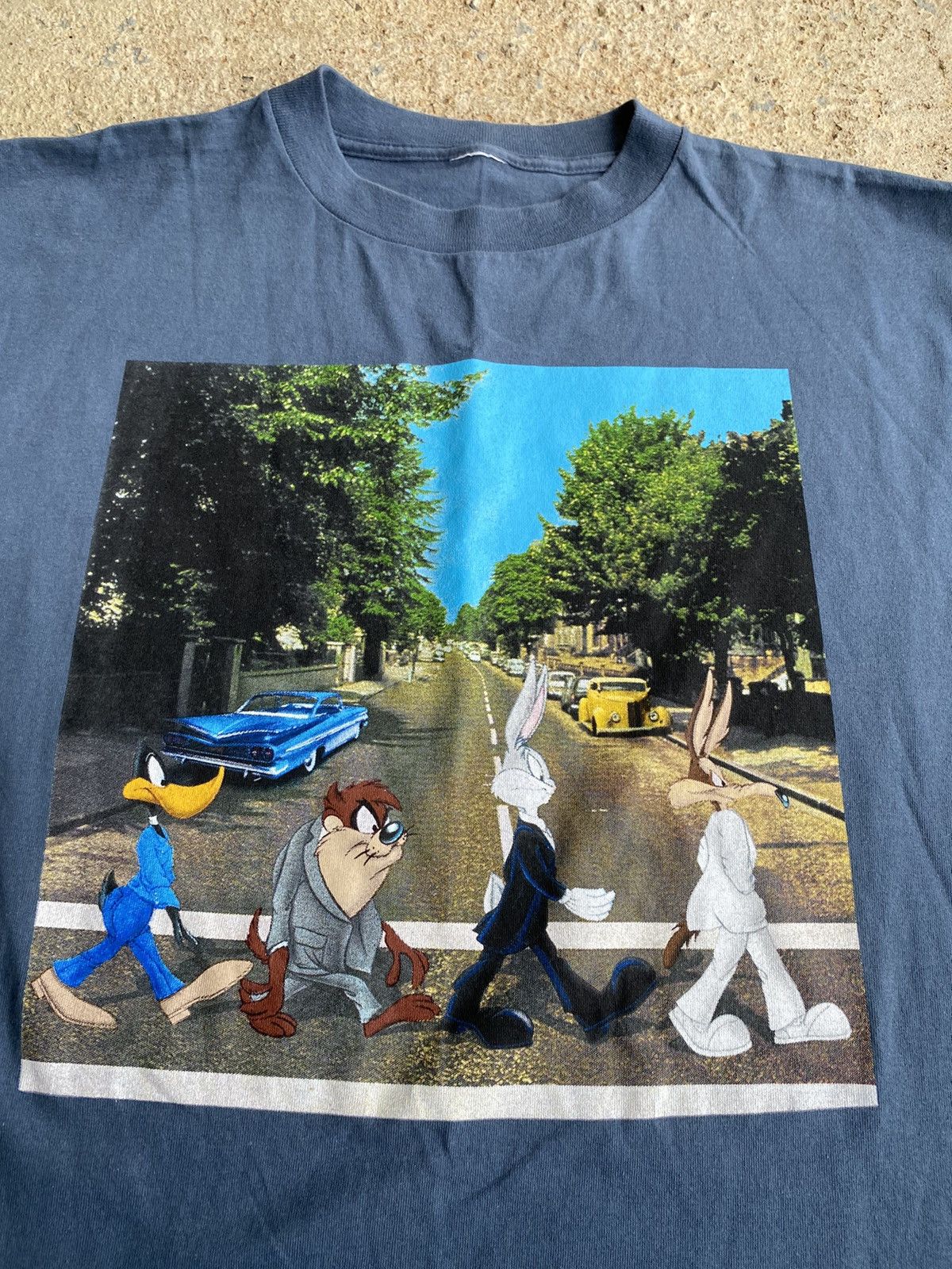 Band Tees × Vintage × Warner Bros Vintage 90’s LOONEY TUNES BEATLES ABBEY ROAD Shirt Size US XL / EU 56 / 4 - 2 Thumbnail
