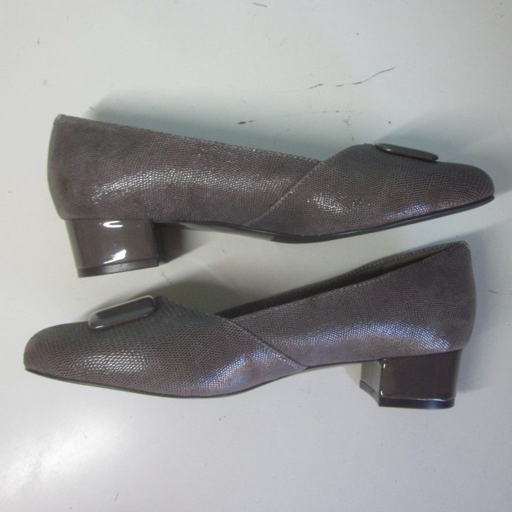 Trotters Low Heels 9 WW Wide New & Unworn Taupe Gray