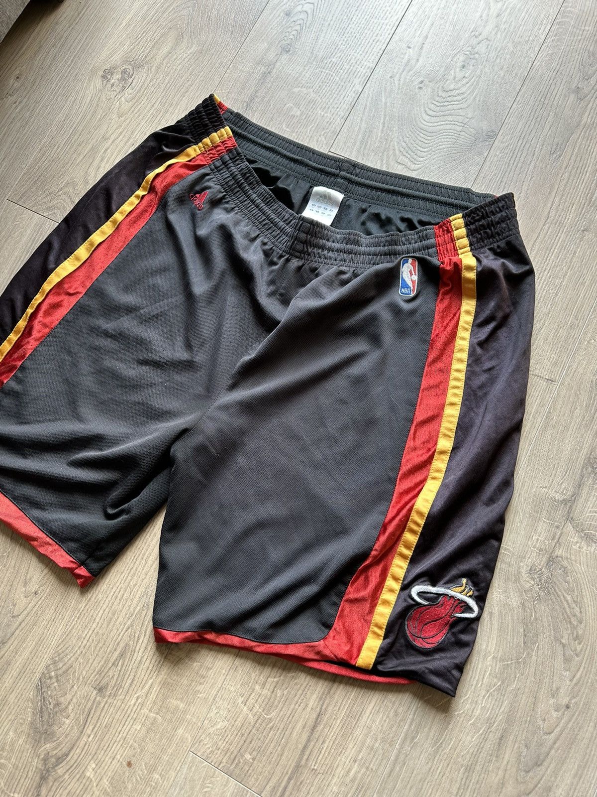 Adidas Miami Heat Vintage Adidas Basketball Shorts NBA Size US 34 / EU 50 - 2 Thumbnail