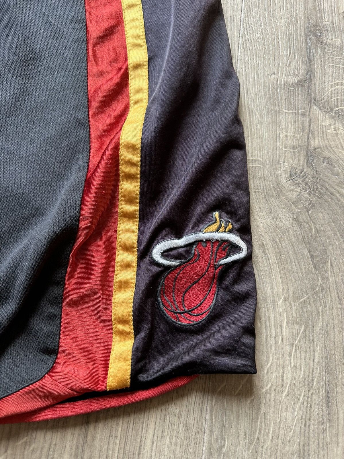 Adidas Miami Heat Vintage Adidas Basketball Shorts NBA Size US 34 / EU 50 - 3 Thumbnail
