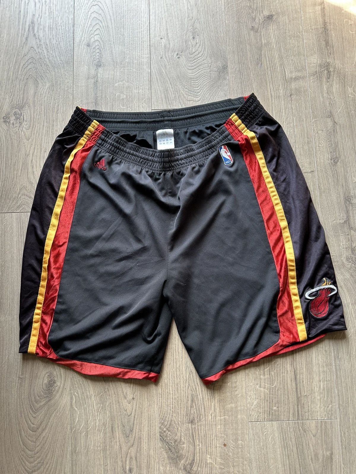 Adidas Miami Heat Vintage Adidas Basketball Shorts NBA Size US 34 / EU 50 - 1 Thumbnail