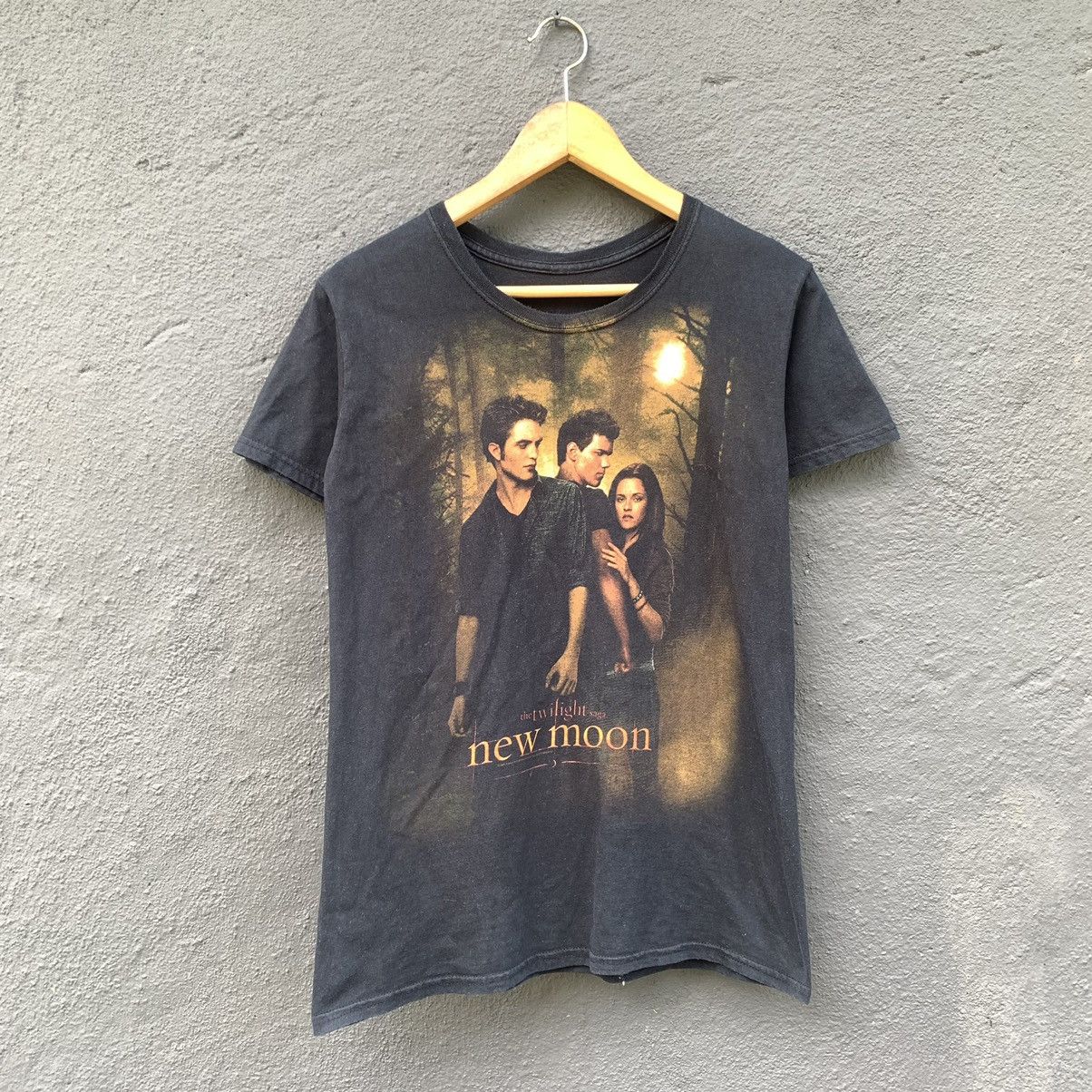 Image of Thrashed Faded Faded Y2K Twilight New Moon Movie Tee in Black, Men's (Size Small)