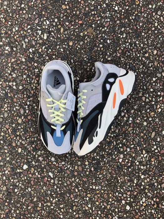 Yeezy 700 wave store runner size 6