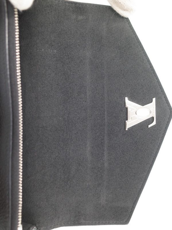 Louis Vuitton Pochette Lock Me Chain Black