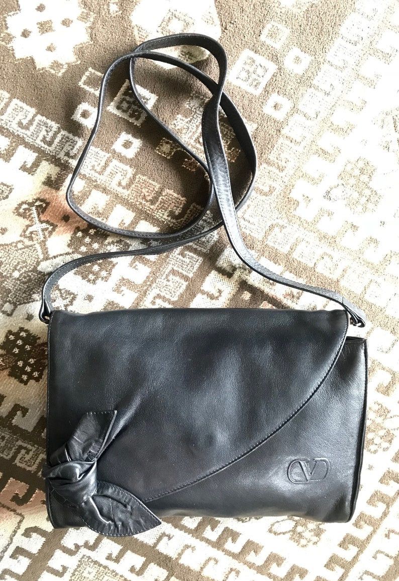 Valentino VALENTINO Vintage Garavani, Black nappa leather clutch purse, shoulder bag with tied bow, ribbon and V logo motif at front Size ONE SIZE - 9 Thumbnail