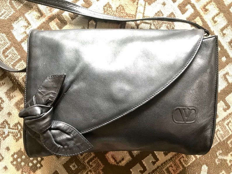 Valentino VALENTINO Vintage Garavani, Black nappa leather clutch purse, shoulder bag with tied bow, ribbon and V logo motif at front Size ONE SIZE - 3 Thumbnail