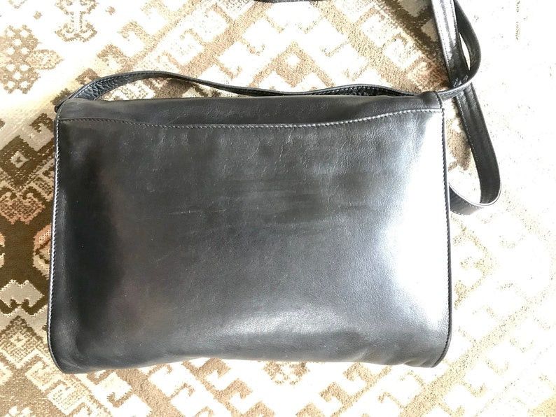 Valentino VALENTINO Vintage Garavani, Black nappa leather clutch purse, shoulder bag with tied bow, ribbon and V logo motif at front Size ONE SIZE - 2 Preview
