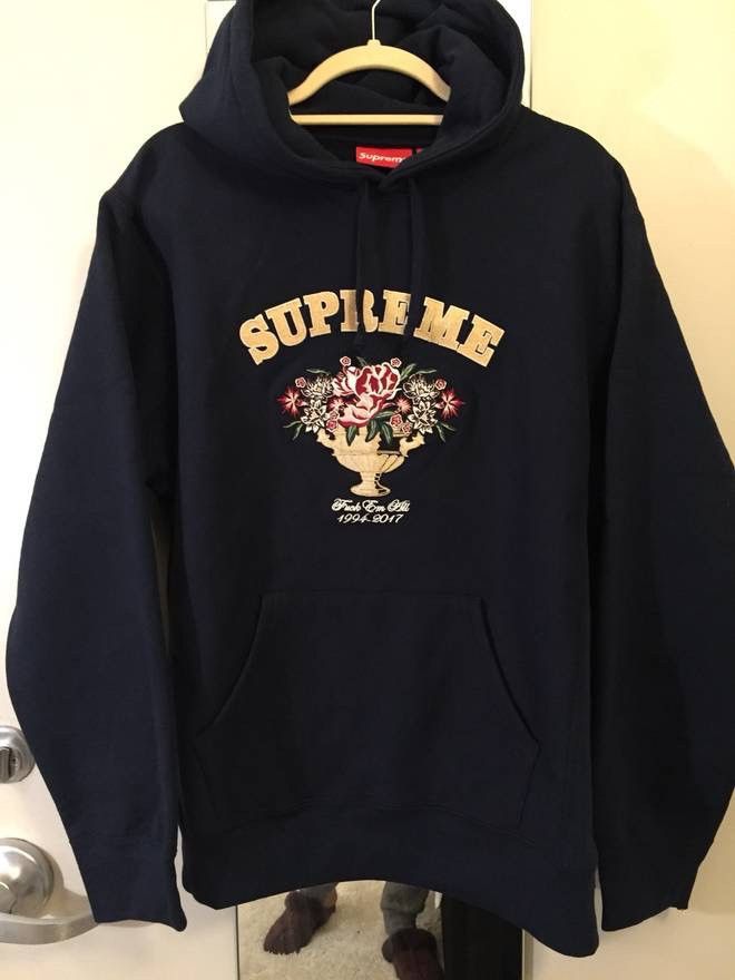 Supreme hotsell centrepiece hoodie