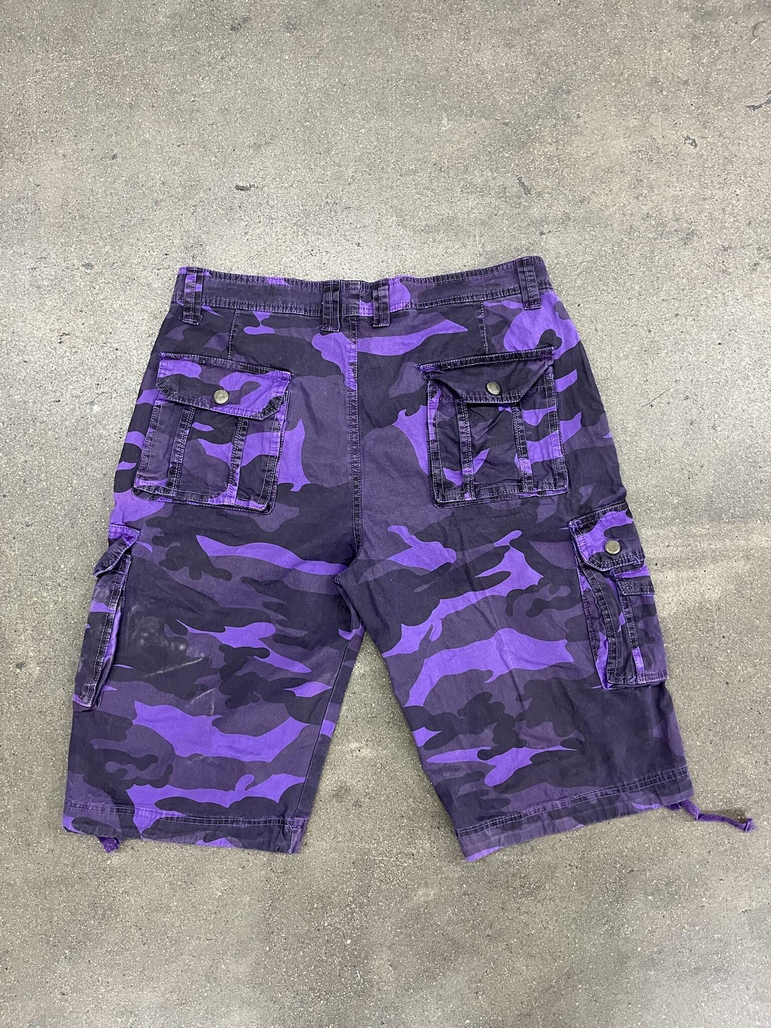 Streetwear Y2K Purple Camo 6 Pocket Cargo Shorts Size US 34 / EU 50 - 2 Preview