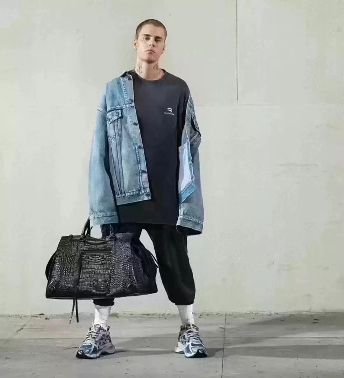 Balenciaga Balenciaga 22fw Distressed SportyB Short Sleeved T-shirt Size US S / EU 44-46 / 1 - 2 Thumbnail