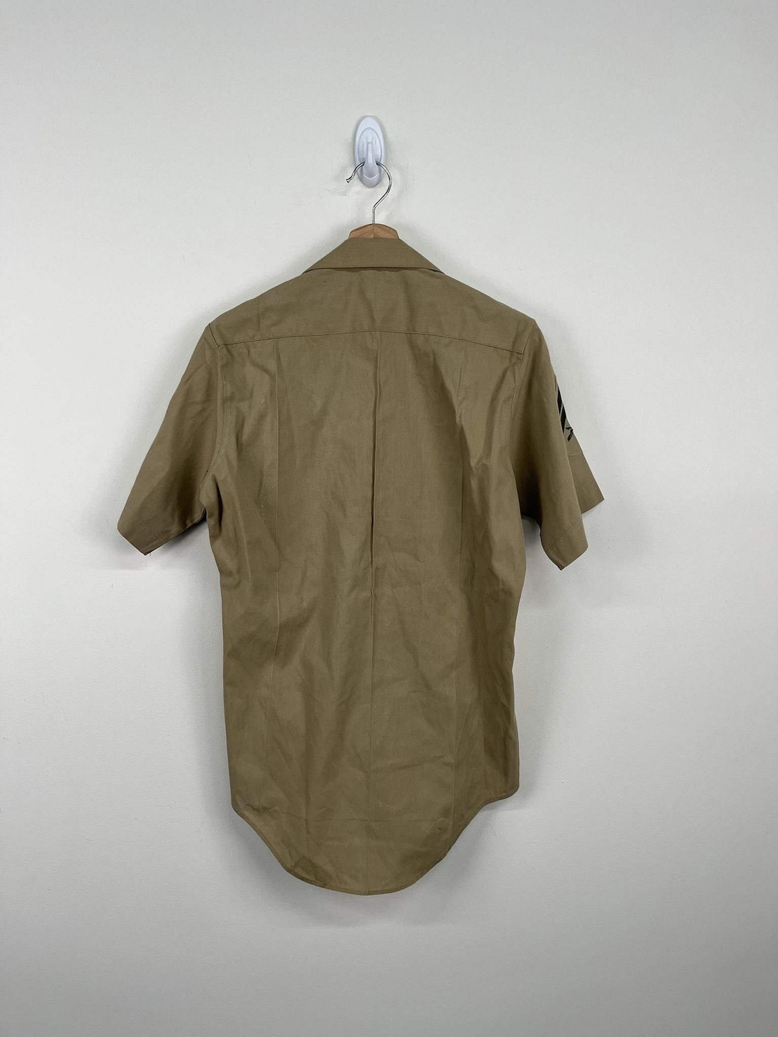 Vintage Vintage 1980's US Army Short Sleeve Button Up With Gun Patch Size US S / EU 44-46 / 1 - 3 Thumbnail