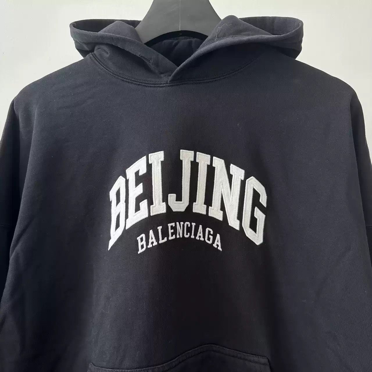 Balenciaga Balenciaga SS22 City Collection Beijing Exclusive Embroidered Logo Hoodie Size US S / EU 44-46 / 1 - 3 Thumbnail