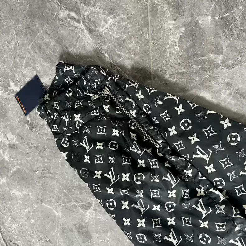 Louis Vuitton Louis Vuitton Full print logo jogging pants Size US 34 / EU 50 - 6 Thumbnail