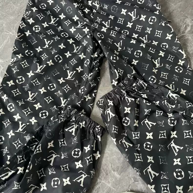 Louis Vuitton Louis Vuitton Full print logo jogging pants Size US 34 / EU 50 - 4 Thumbnail