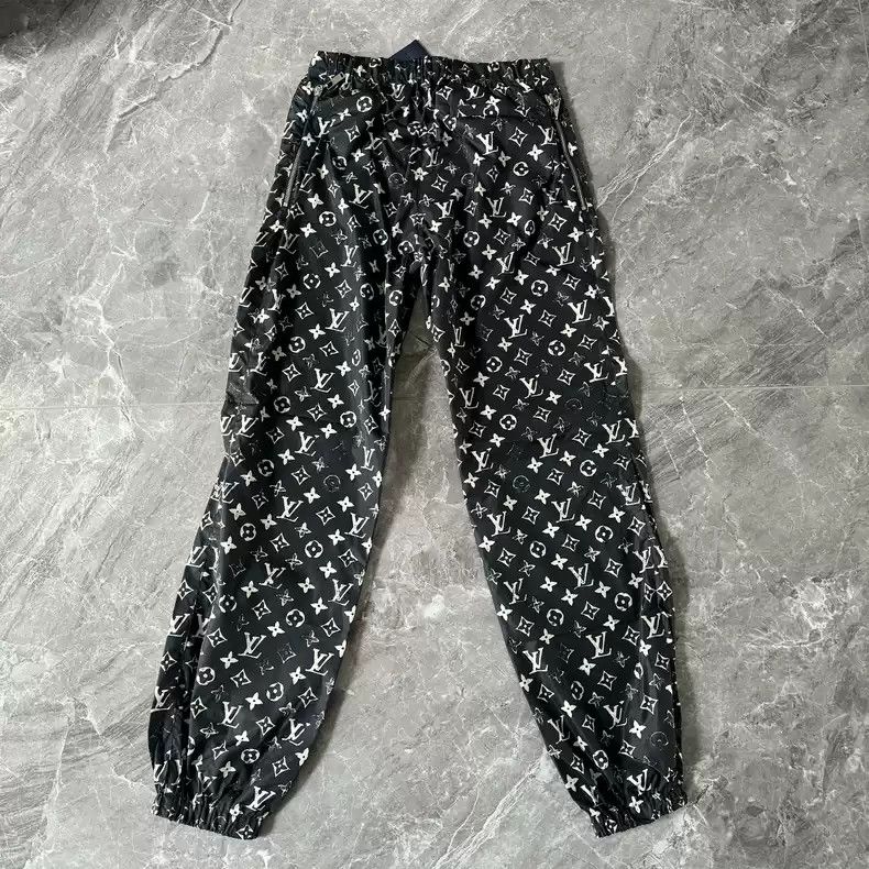 Louis Vuitton Louis Vuitton Full print logo jogging pants Size US 34 / EU 50 - 2 Thumbnail