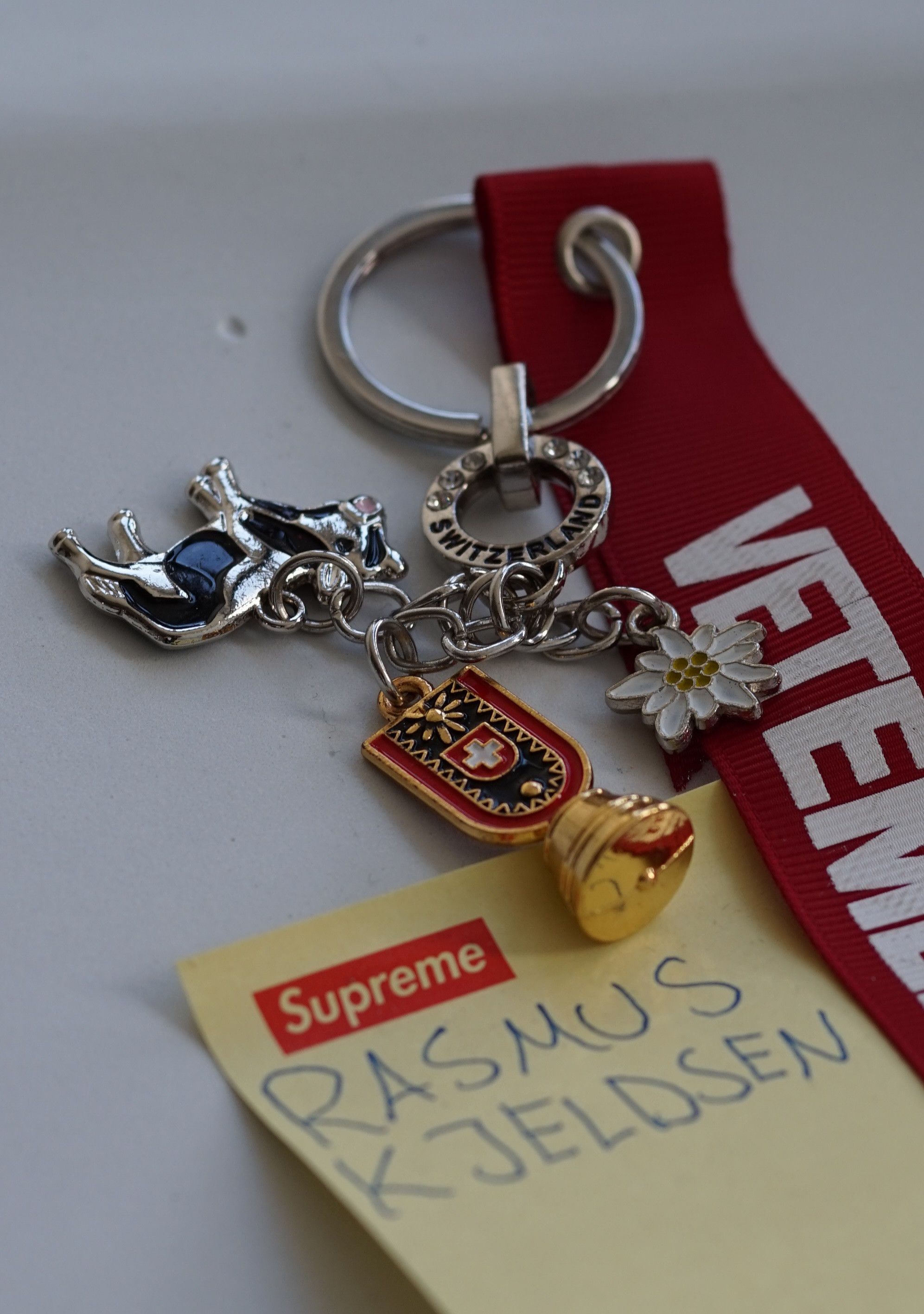 vetements キーチェーン Vetements Switzerland Keychain | Grailed