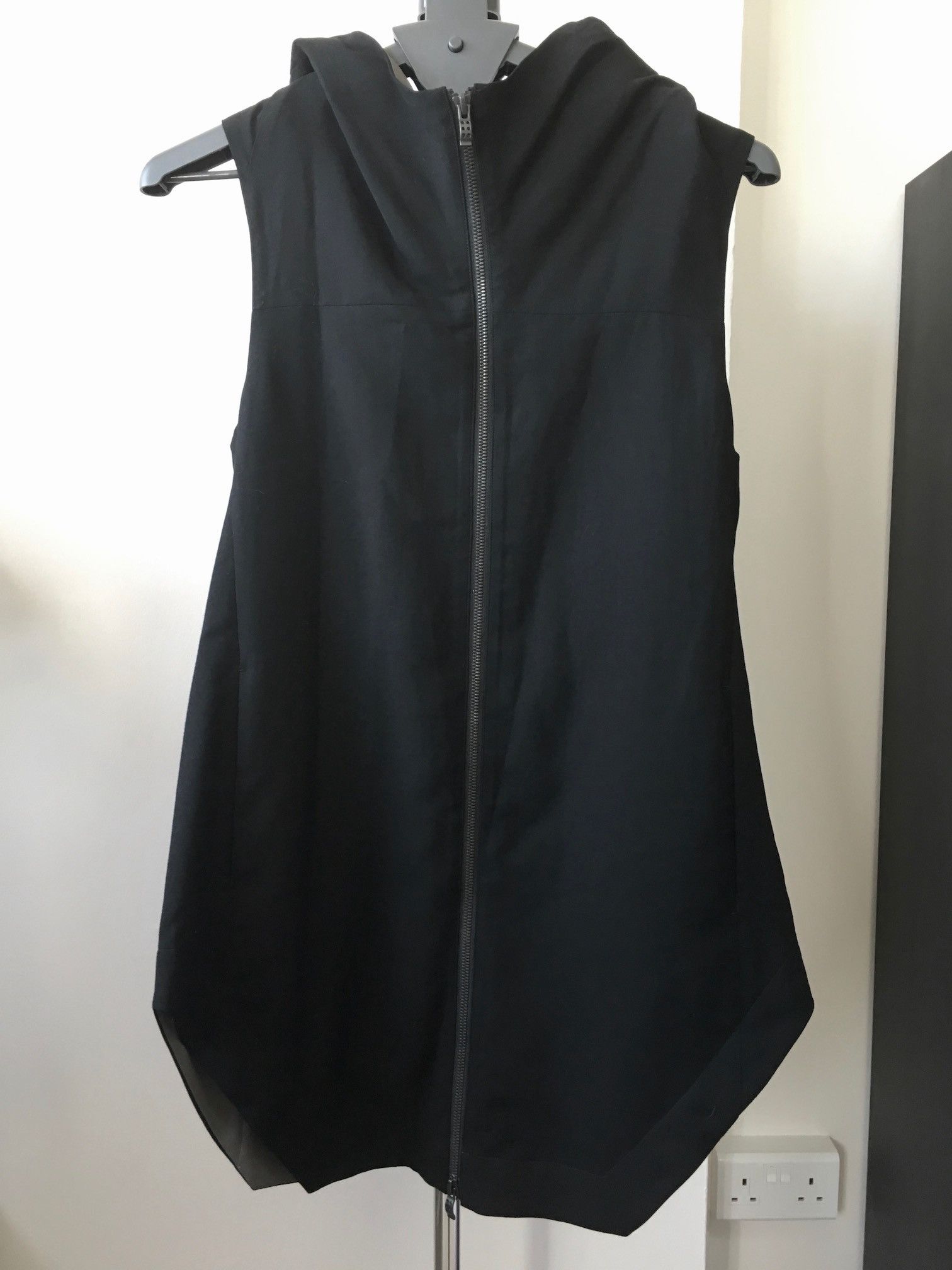 HOODED VEST