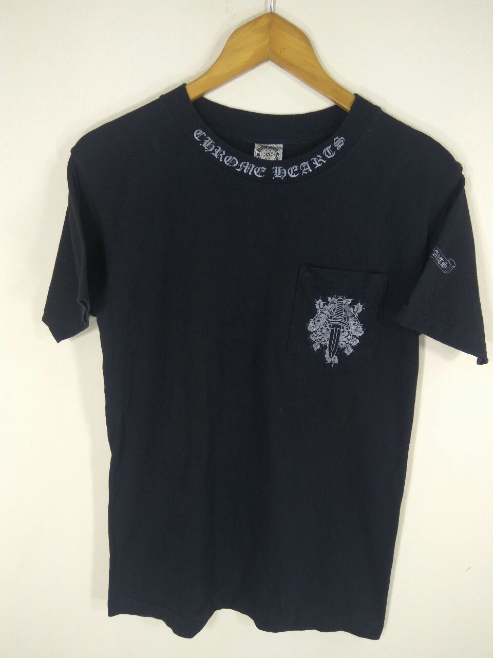 CHROME HEARTS GOTHIC POCKET TEE BLACK CHROME HEART LOGO SPELL OUT TEE T SHIRT SMALL SIZE