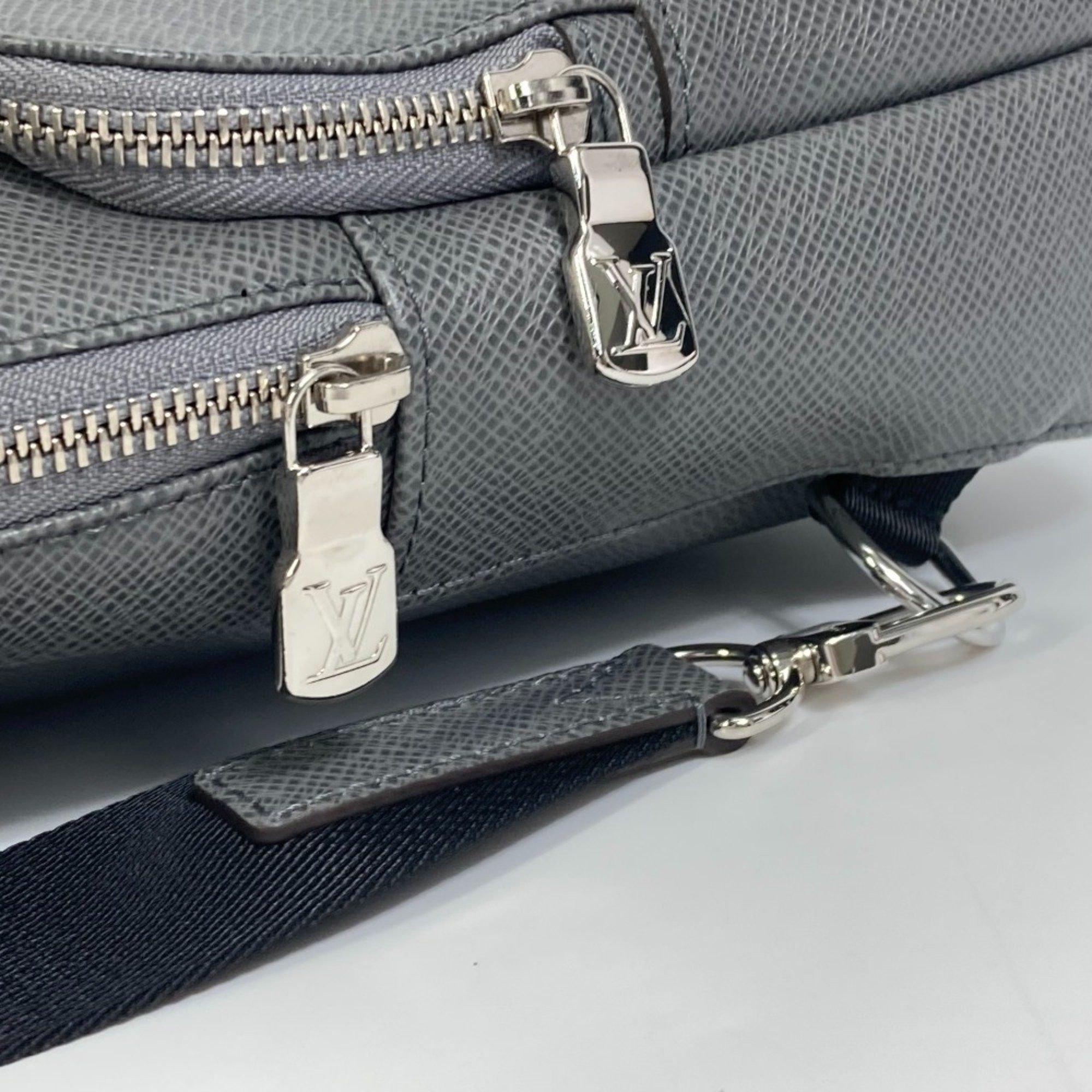 Louis Vuitton Louis Vuitton M30801 Taiga Bag Shoulder Bag Gris gray Size ONE SIZE - 7 Thumbnail