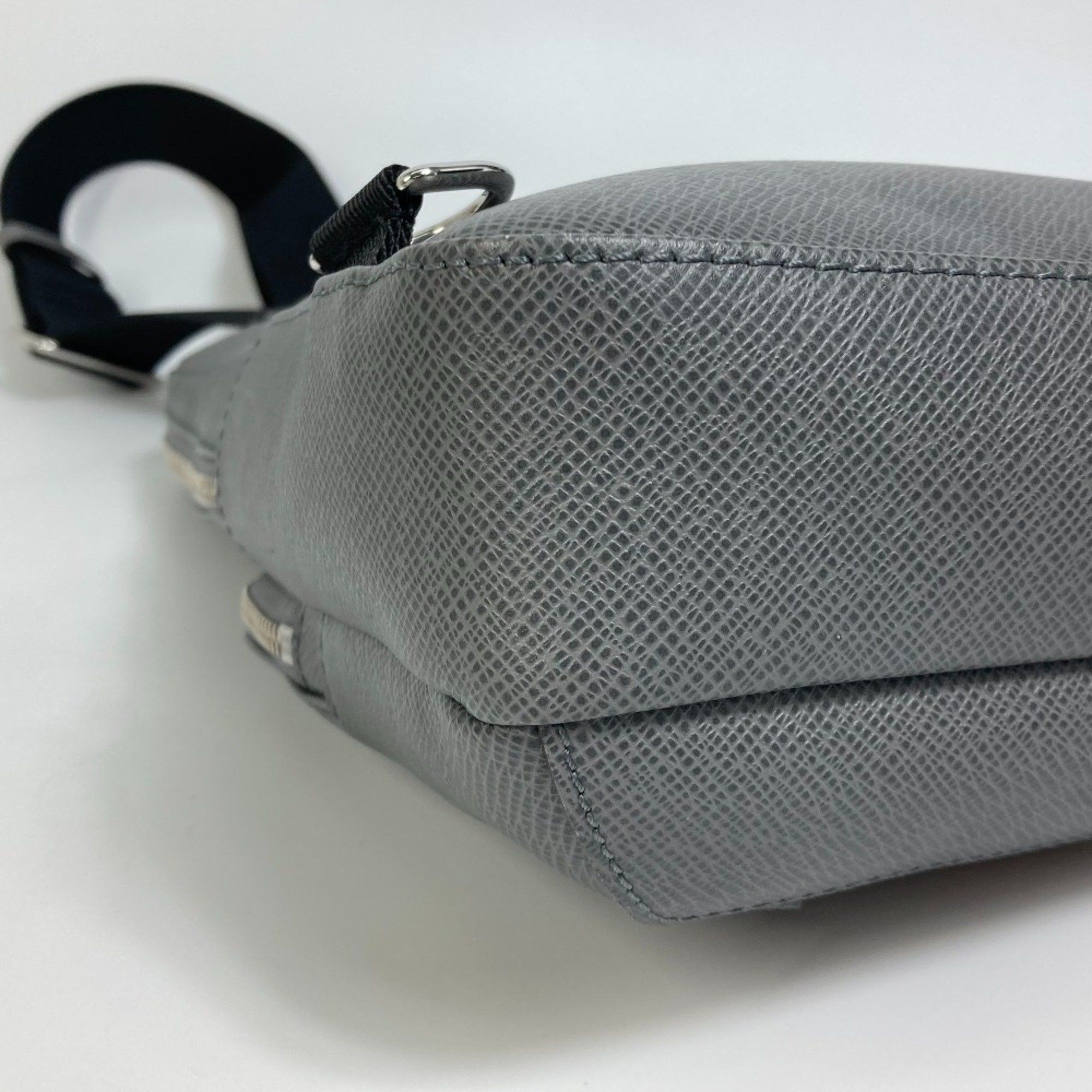 Louis Vuitton Louis Vuitton M30801 Taiga Bag Shoulder Bag Gris gray Size ONE SIZE - 9 Thumbnail
