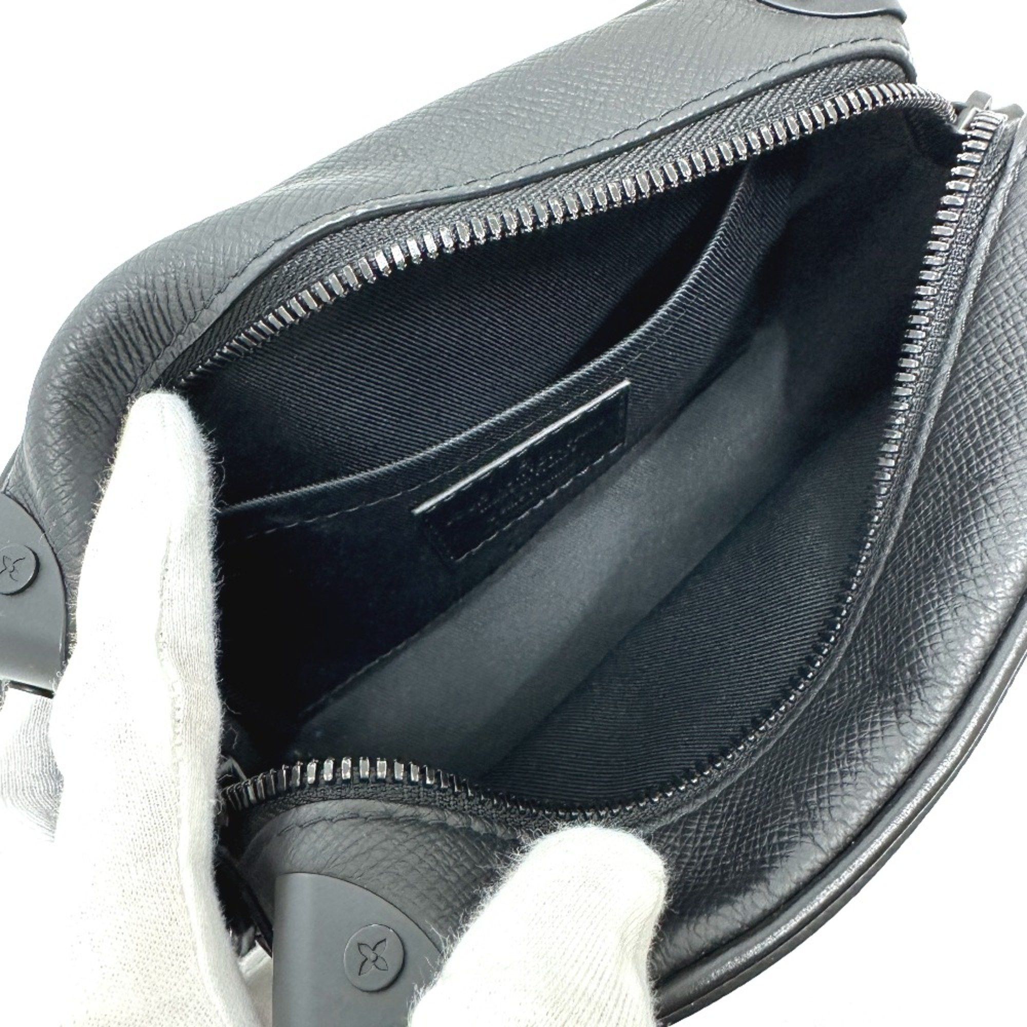 Louis Vuitton Louis Vuitton M30351 Taiga Shoulder Bag Black Size ONE SIZE - 9 Thumbnail