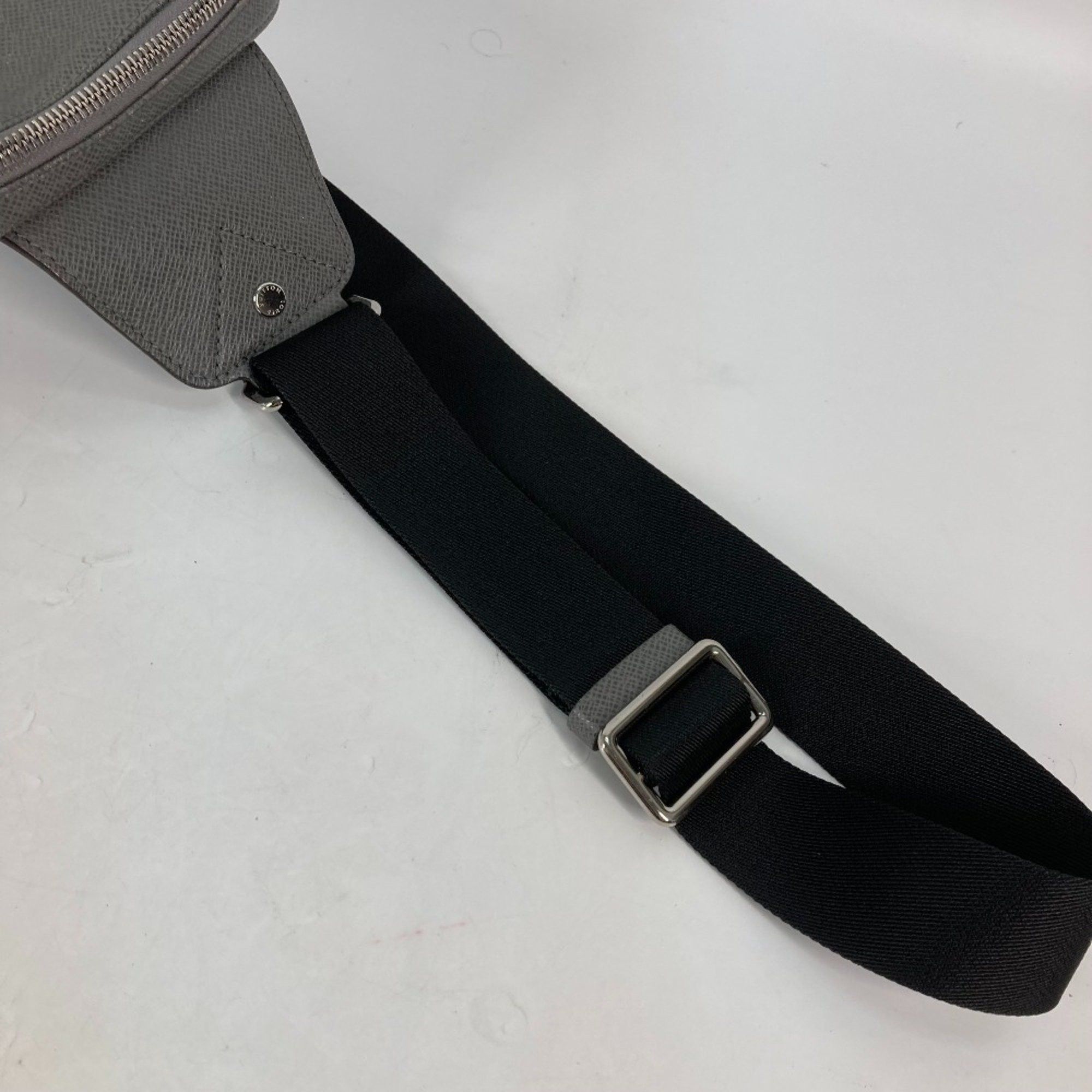 Louis Vuitton Louis Vuitton M30951 Taiga Shoulder Bag Cross body bag gray Size ONE SIZE - 7 Thumbnail
