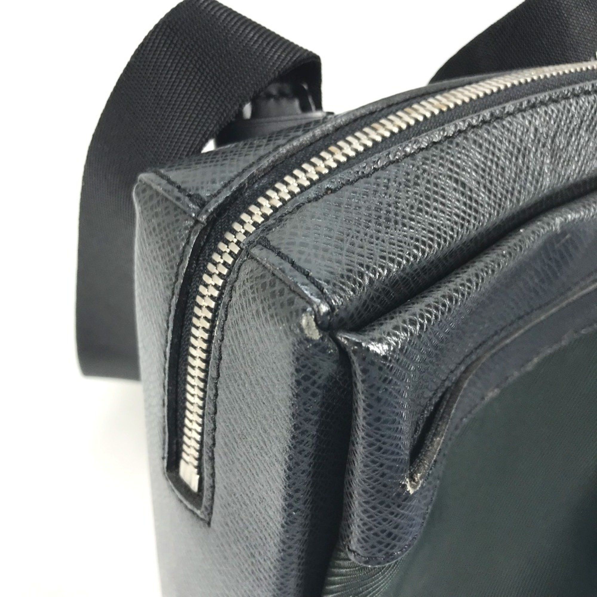 Louis Vuitton Louis Vuitton M30902 Taiga Shoulder Bag khaki Black Size ONE SIZE - 9 Thumbnail